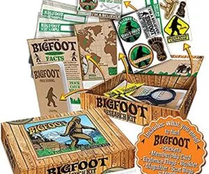 61QcC kJHDL 300x250 - Archie McPhee Accoutrements Bigfoot Sasquatch Outdoor Research Kit Novelty Gift, Multicolored, 7" x 5" x 1-1/2"